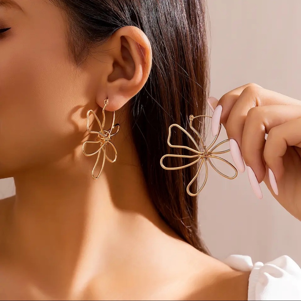 🎉Unique floral geometric earrings offer a modern twist on classic designs